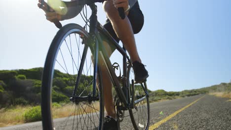 Hombre-Triatleta-En-Bicicleta-En-Un-Día-Soleado