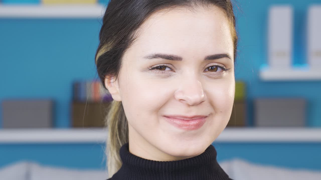 primer plano de una mujer joven encogiéndose y deprimida.