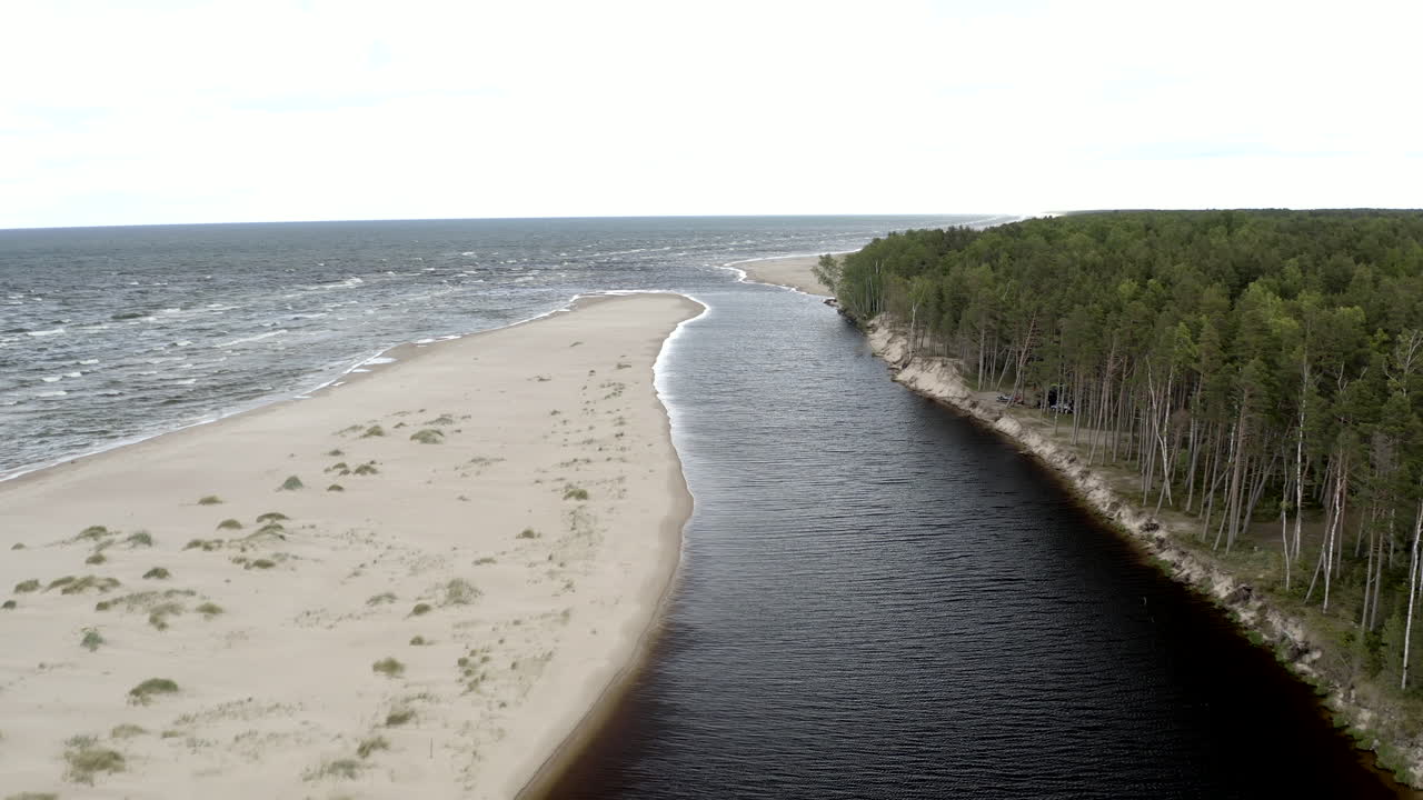 Følger floden, indtil den munder ud i havet - desatureret og episk video.