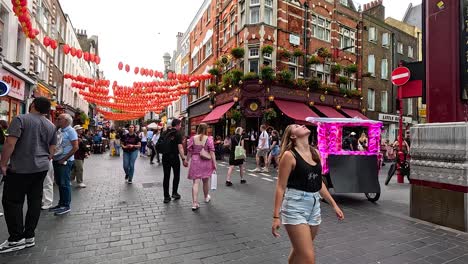 personas caminando y andando en bicicleta en el barrio chino de londres