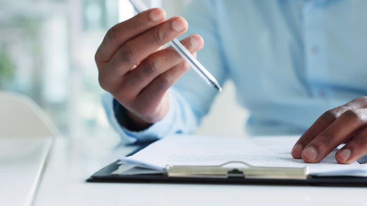 Uomo d'affari ansioso che legge un contratto o un modulo