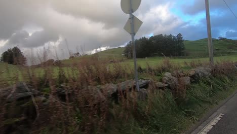 Conduciendo-En-Una-Tarde-Tormentosa-En-El-Campo