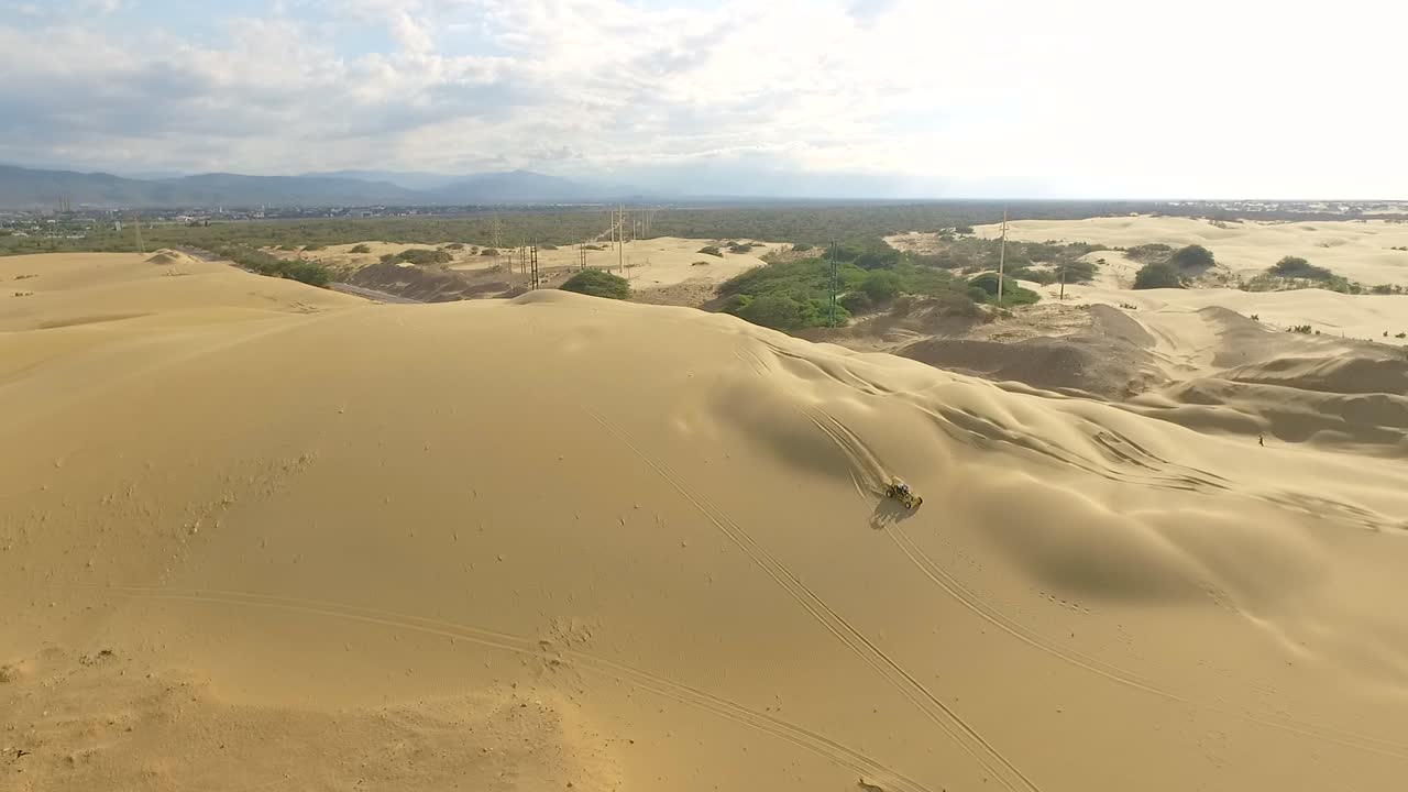 vista aérea de un boogie car saltando las dunas de arena en medanos de coro, falcon, venezuela