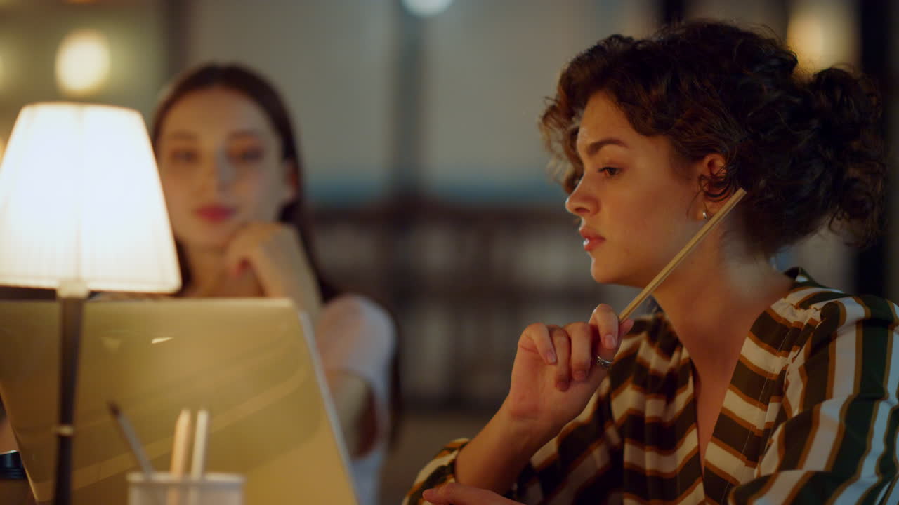 mujer de negocios hablando con un colega en la oficina. niña confiada buscando computadora portátil en el interior