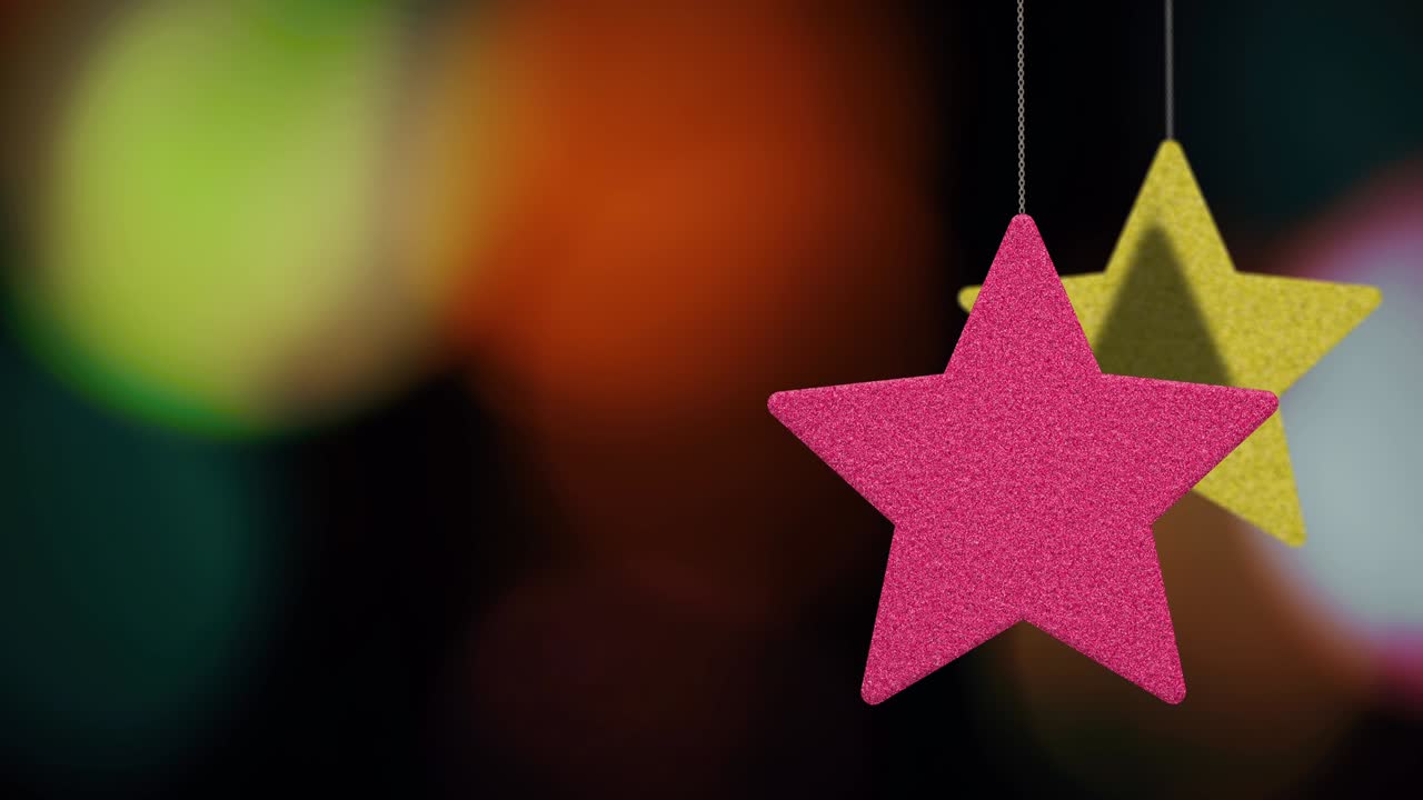 los adornos de las estrellas de navidad se mueven en el fondo de bokeh.