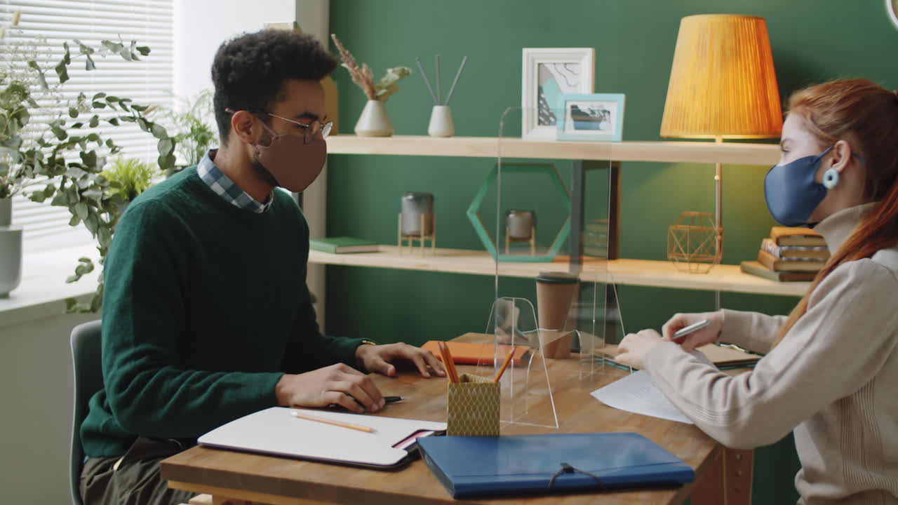 reunión de negocios con distanciamiento social