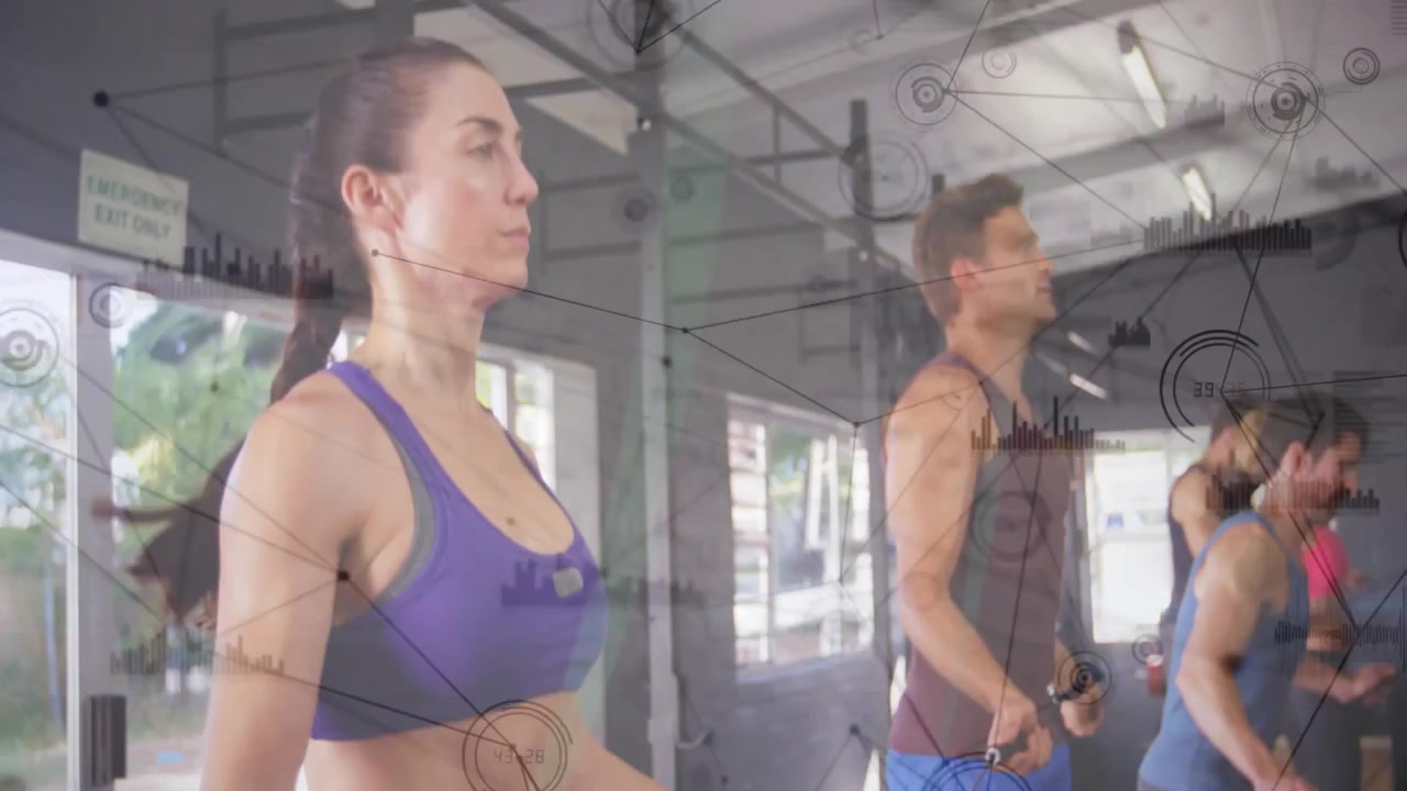 Grupo de fitness pulando corda enquanto o apito do instrutor aciona arcos de corda animados marcando o ritmo.