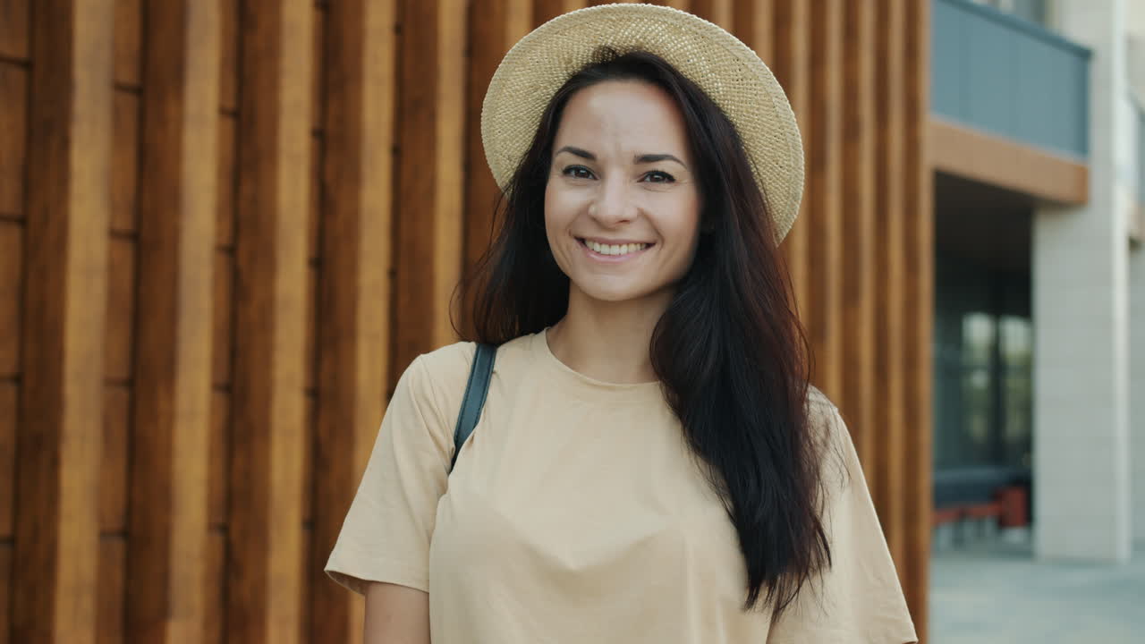 mujer sonriendo al aire libre