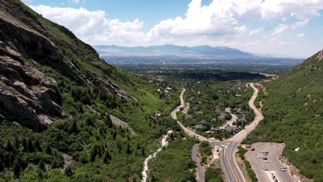 Toma-Aérea-Inclinada-Hacia-Arriba-De-La-Carretera-En-El-Monte-Olimpo-En-Salt-Lake-City,-Utah