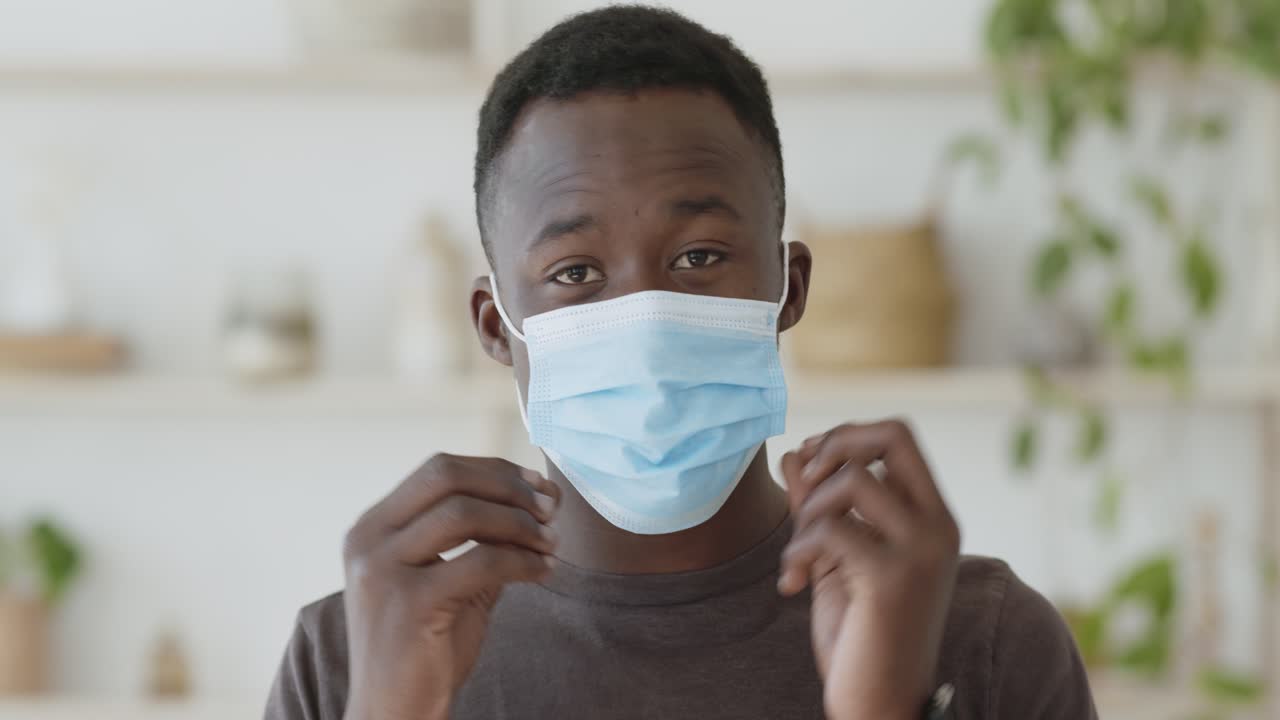 얼굴 마스크를 착용 한 남자