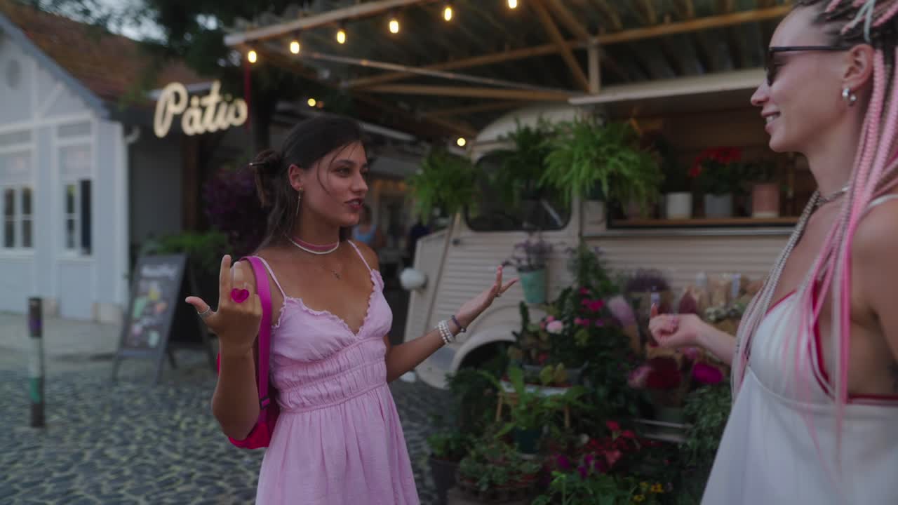 dos mujeres en una calle de la ciudad