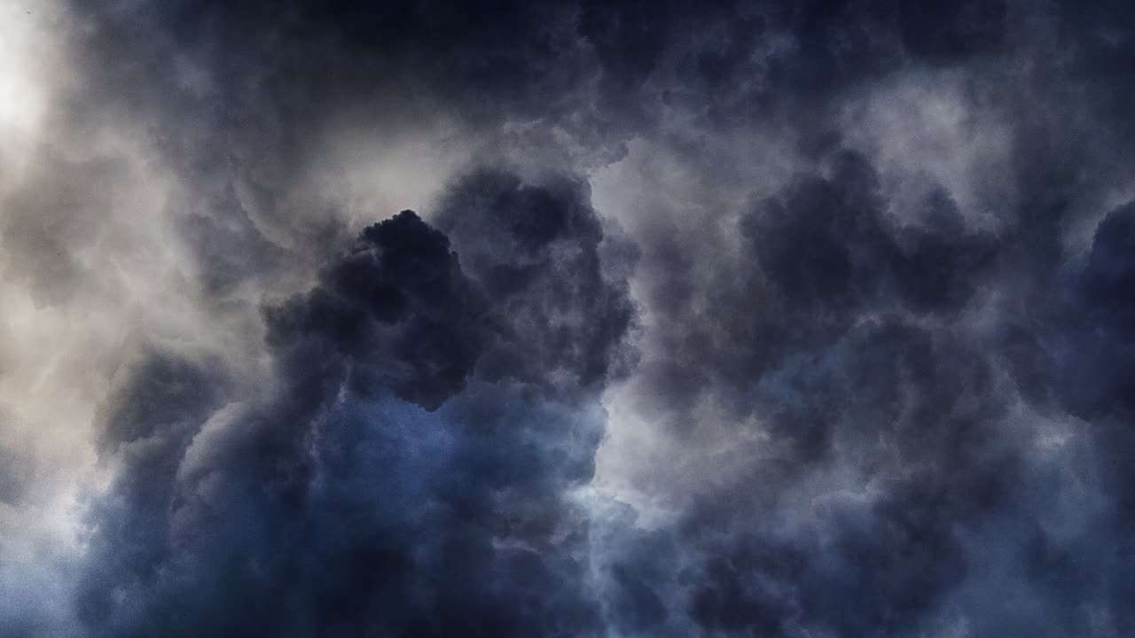 una tormenta dentro de una nube espesa y oscura