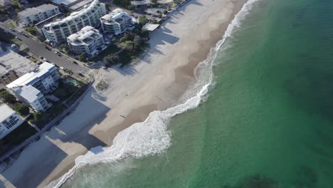 Ferienwohnungen-Und-Strandrestaurants-Am-Küstenvorort-Kings-Beach-In-Der-Sunshine-Coast-Region-Von-Queensland-In-Australien