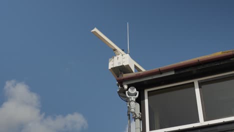 cerca de la antena en lo alto de un edificio de rescate costero