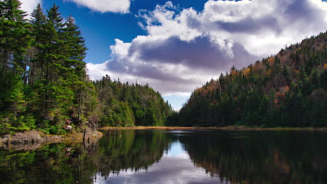 Timelapse-Por-Un-Lago-En-La-Montaña