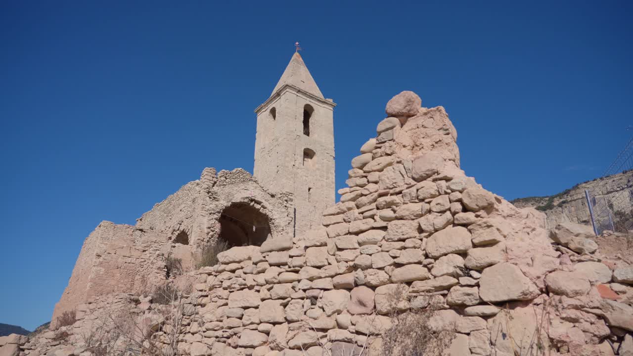 극심한 건조함과 비가 부족한 문제로 인해 빈 습지에서 떠오르는 오래된 건물