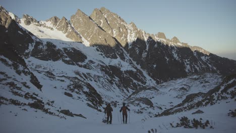 Dos-Montañeros-Recorren-El-Sendero-Rocoso-Cubierto-De-Nieve-De-Los-Altos-Tatras,-Eslovaquia