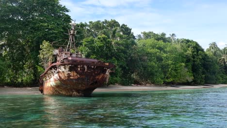 Viejo-Naufragio-Oxidado-En-Una-Vez-Popular-Destino-Turístico-Isleño-Arovo-Island,-Abandonado,-En-La-Región-Autónoma-De-Bougainville,-Papúa-Nueva-Guinea