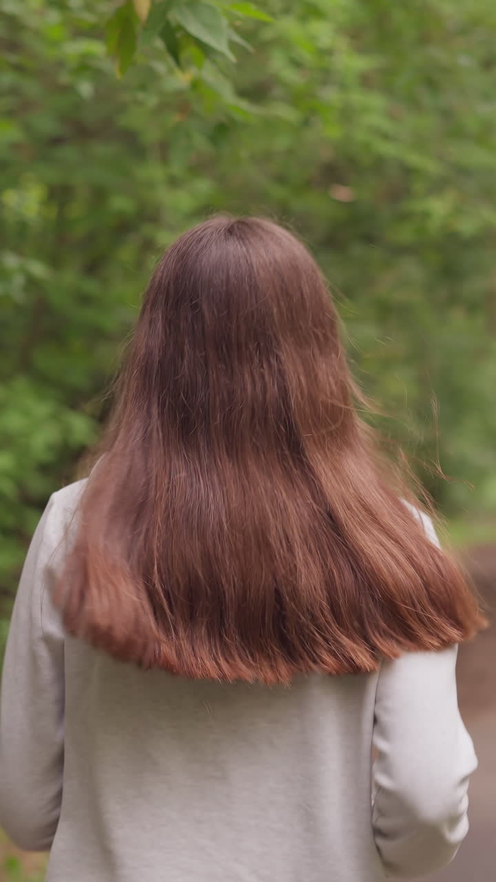 공원에서 경로를 따라 조하는 여성: 육체 건강을 향상시키기 위해 집중적인 피트니스 운동, 여름날 신선한 공기에서 힘든 하루 후에 스트레스를 줄이는