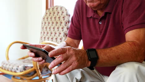 Älterer-Mann-Spielt-Mit-Tablet-Pad