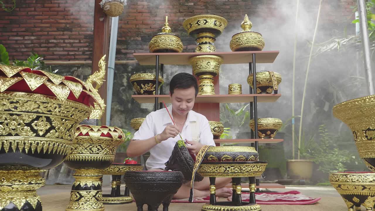 Thai Craftsman Painting Decorative Bowls