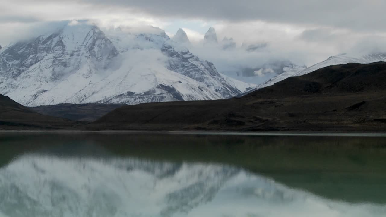Un bellissimo lago di fronte alle cime di Torres Del Paine in Patagonia, Argentina.