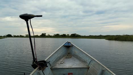 Vorderansicht-Eines-Bootes-Im-Fluss