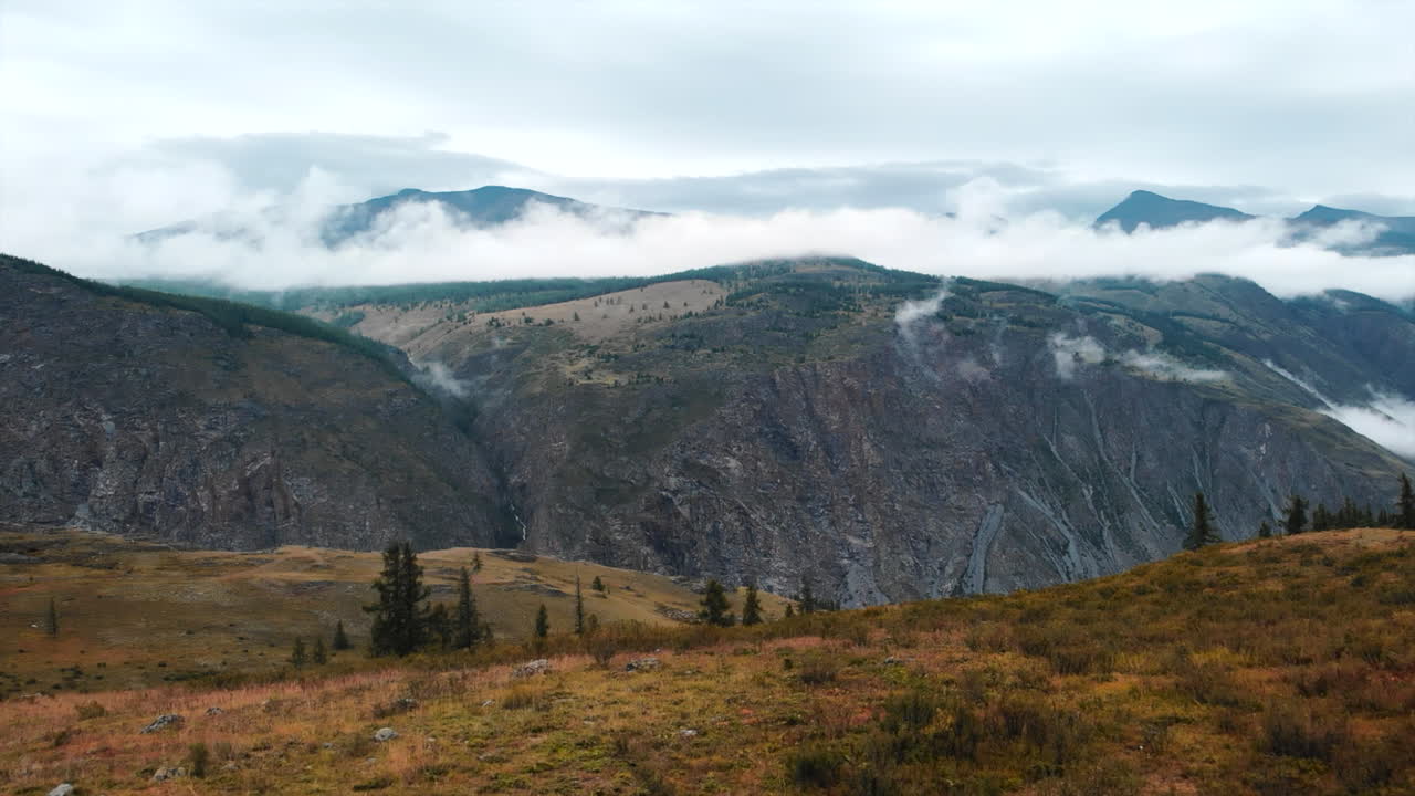 paisaje de montaña con nubes