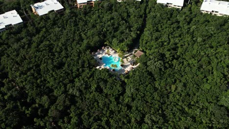 vista aérea de villa de lujo y piscina en la selva tropical de yucatán méxico, disparo de drones