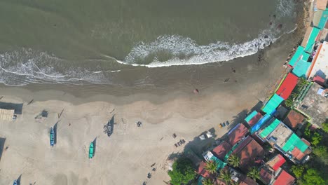 la playa de chapora de arriba amplia a vista de cerca en goa, india