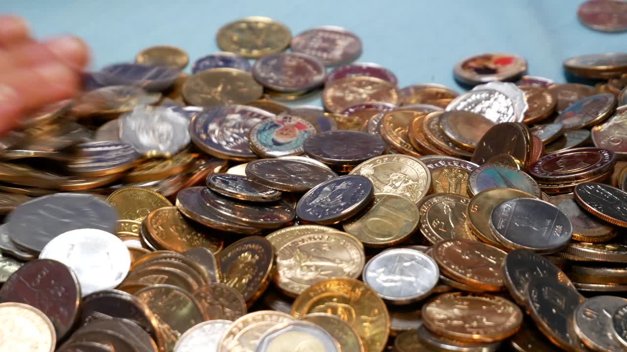 una pila de monedas. diferentes monedas del mundo.