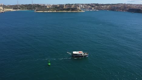 imágenes de drones del ferry en el gran puerto y la ciudad fortificada de la valeta, en malta