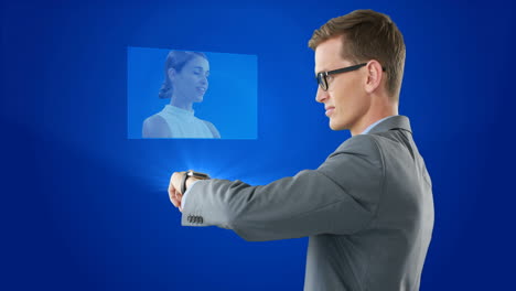 video generado digitalmente de un hombre de negocios haciendo una videollamada usando un reloj inteligente