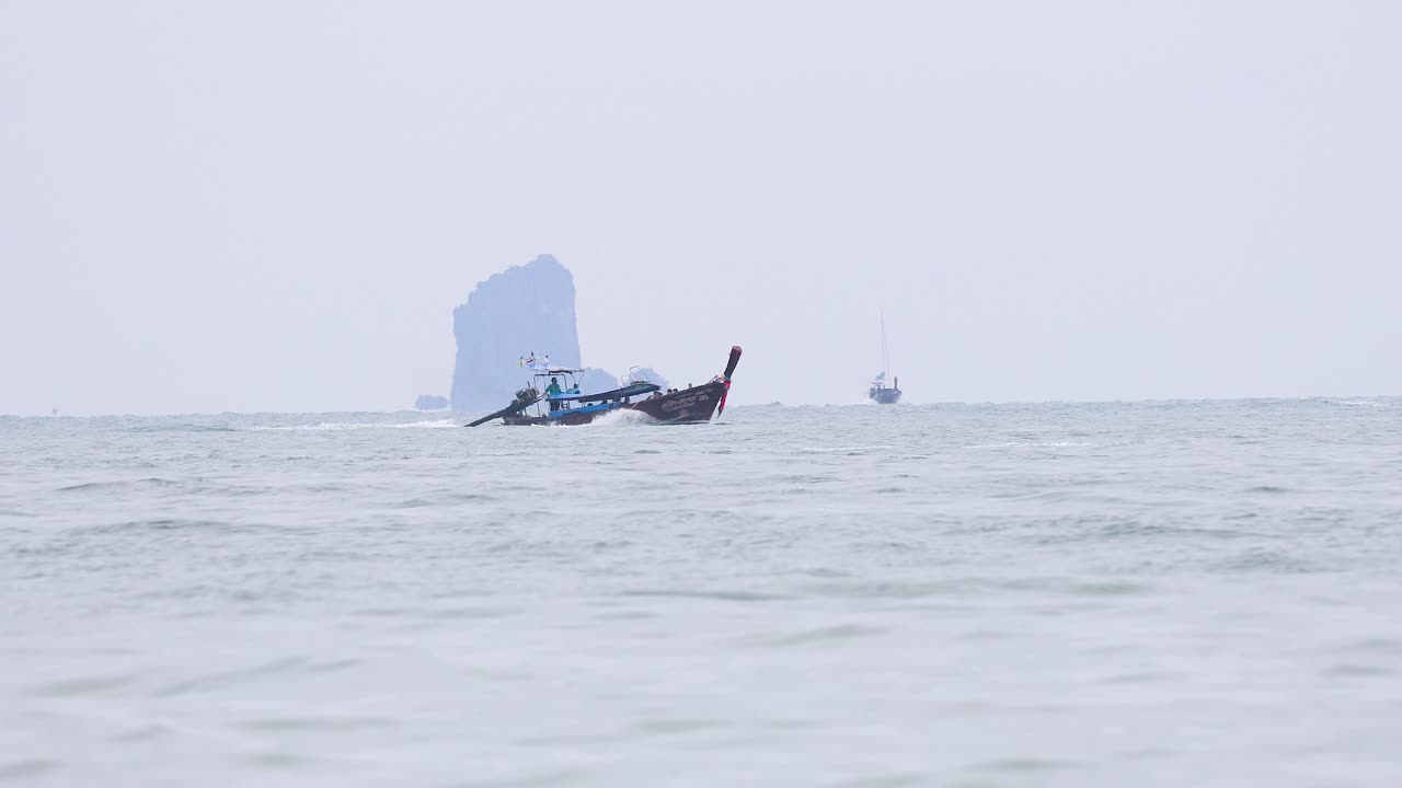 보트가 조용한 크라비 해경을 가로질러 여행합니다.