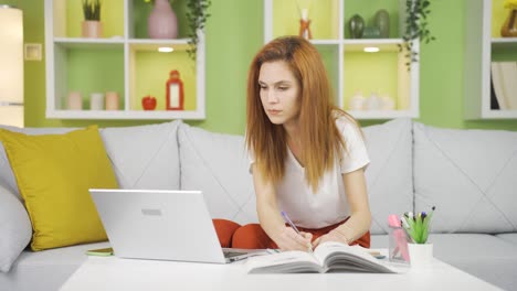 la mujer de negocios hace un gesto negativo y cansado.