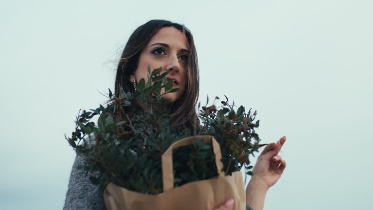 가지 한 어리 를 가진 여자