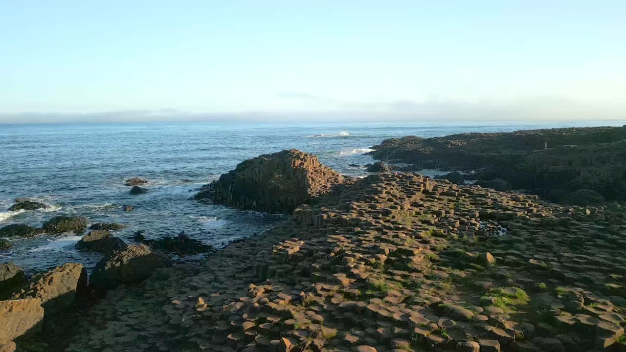 fotografía aérea de las piedras de basalto en la calzada del gigante en el condado de antrim, irlanda del norte al amanecer