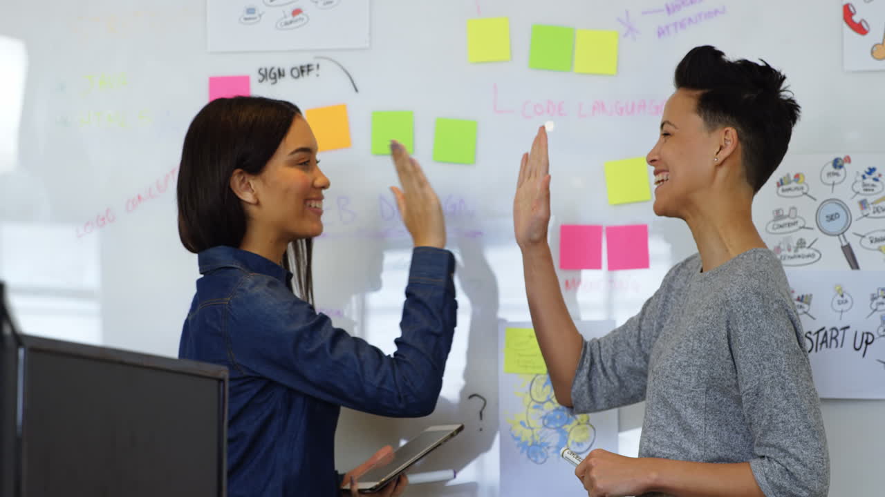 ejecutivos hablando entre sí en la oficina 4k