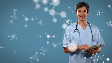 estructuras moleculares flotando sobre un trabajador de la salud caucásico escribiendo en el clipboard y sonriendo