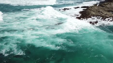 Olas-Rompiendo-Sobre-Rocas-En-La-Playa-Barrigona,-También-Conocida-Como-Playa-Mel-Gibsons-En-Costa-Rica