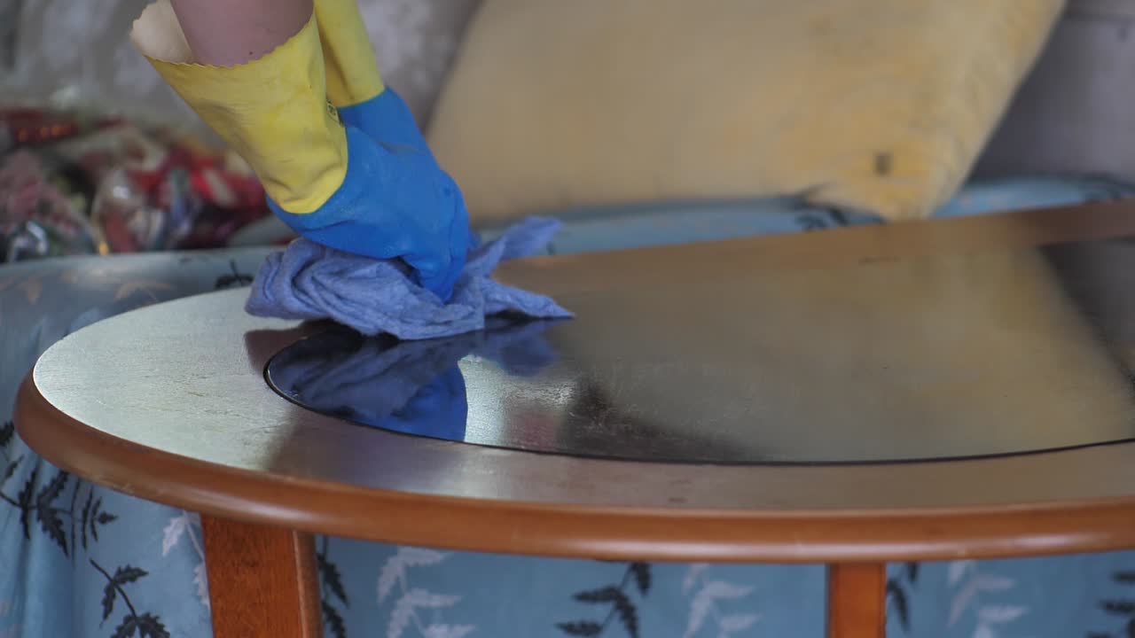 주부가 집을 청소하다