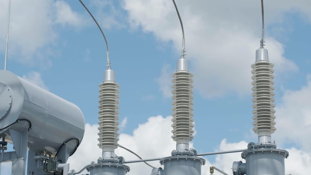 푸른 하늘 배경에 대한 전력 서브 스테이션의 많은 고전압 전기 단열기