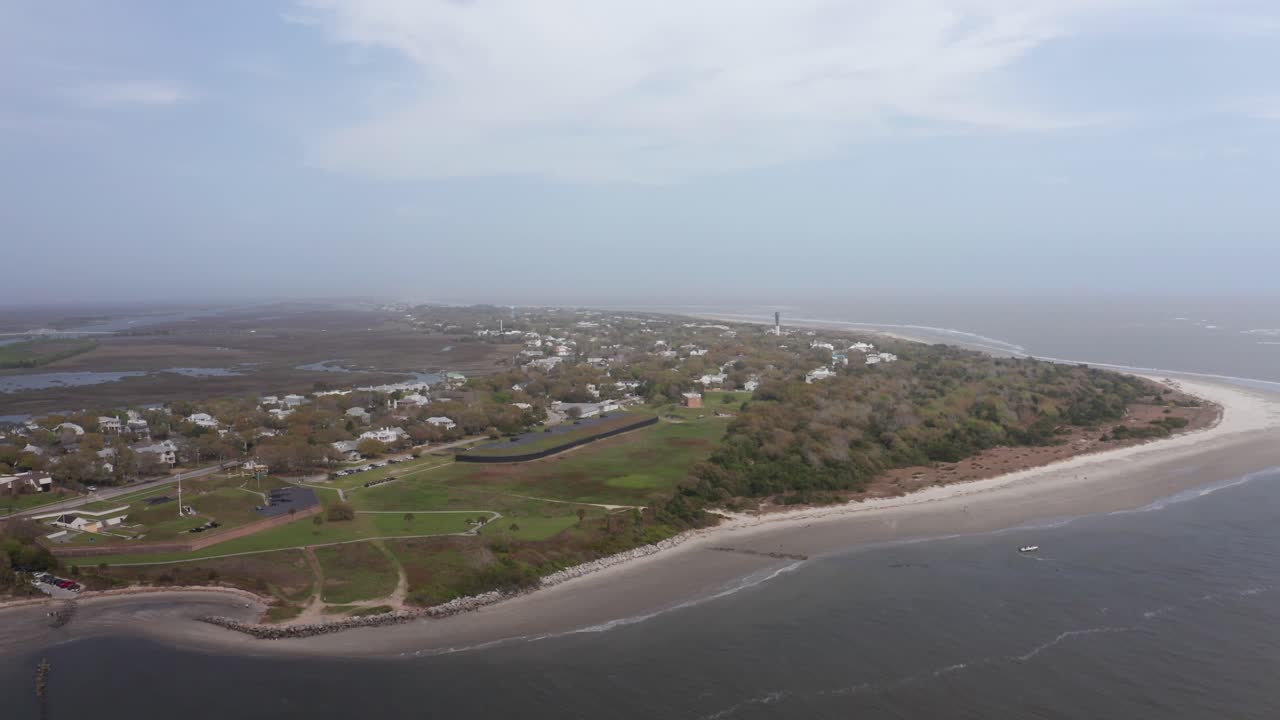 Ripresa aerea panoramica ampia e dall'alto dello storico Fort Moultrie sull'isola di Sullivan, Carolina del Sud