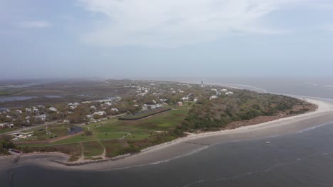 Toma-Panorámica-Aérea-Alta-Y-Amplia-Del-Histórico-Fuerte-Moultrie-En-La-Isla-De-Sullivan,-Carolina-Del-Sur