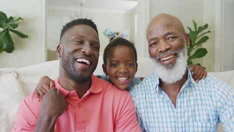 Porträt-Eines-Glücklichen-Afroamerikanischen-Großvaters-Mit-Erwachsenem-Sohn-Und-Enkelin