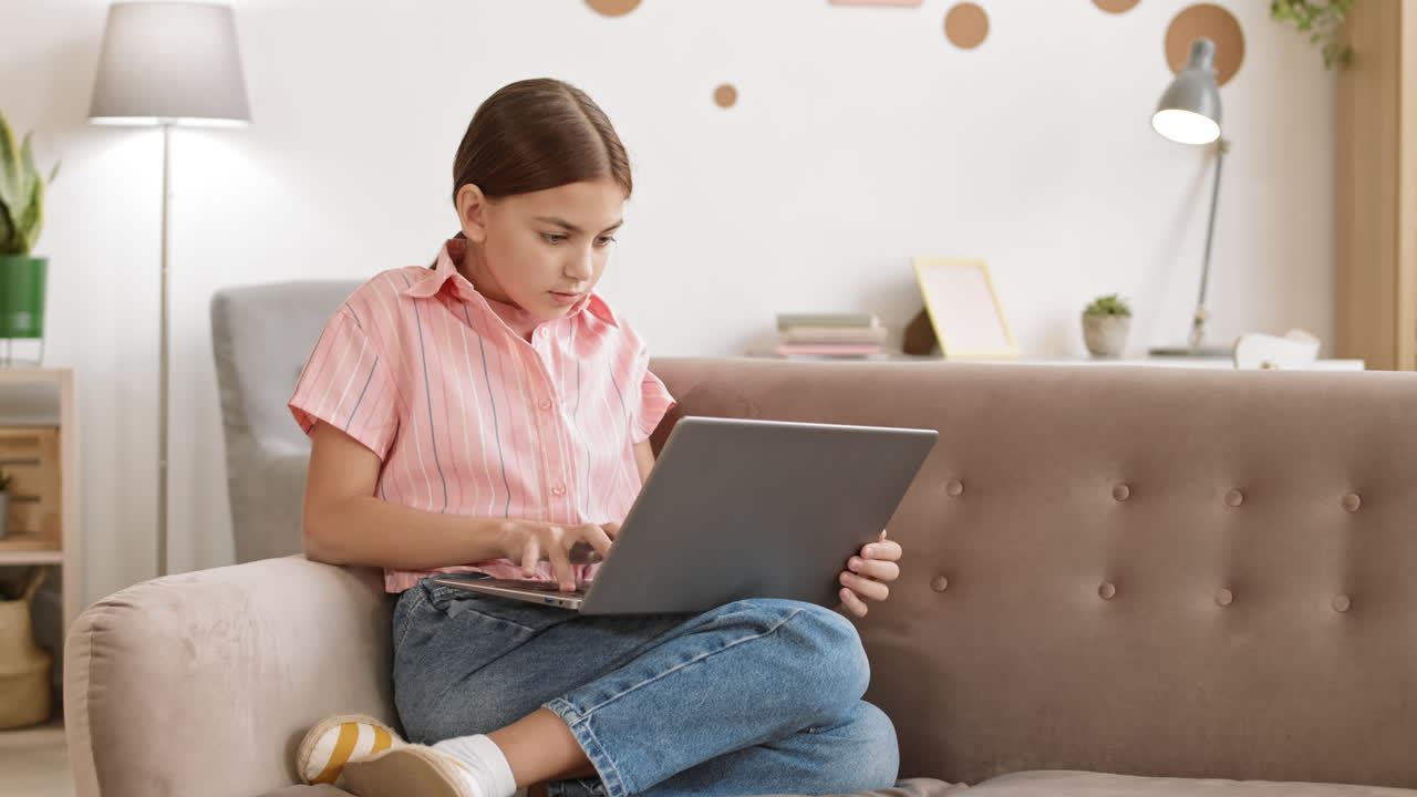 chica usando una computadora portátil en casa