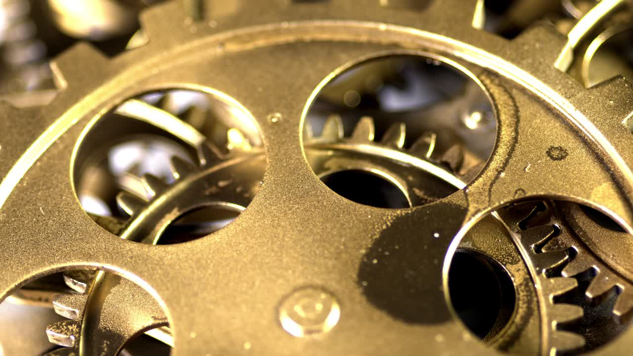 viejos engranajes dorados girando en el mecanismo de trabajo