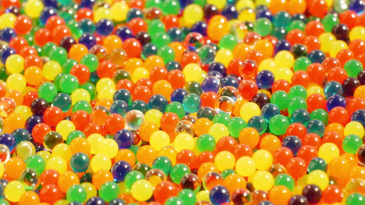 cuentas de vidrio multicolores. rotación suave. video macro de súper ampliación.