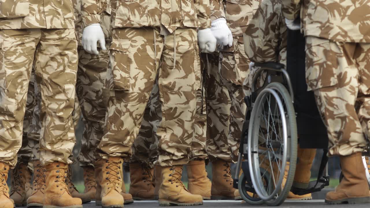 soldados veteranos del ejército rumano, de los cuales uno está herido y discapacitado, sentados en una silla de ruedas.