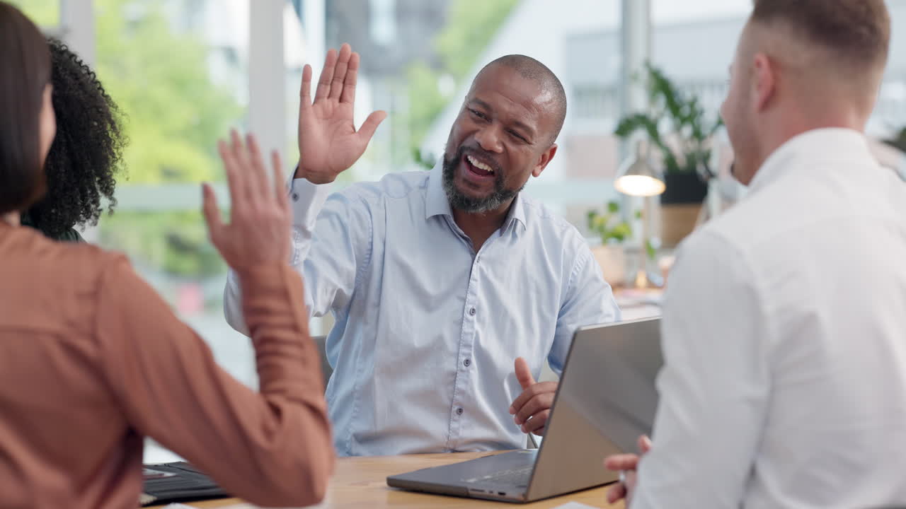 reunión, cinco altos y aplausos con un negocio